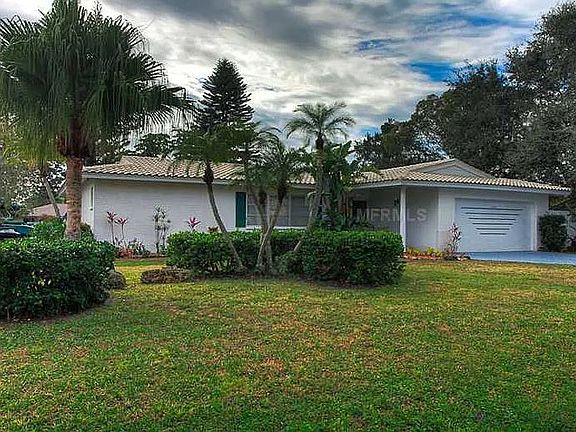 4th image of 1628 Stanford Ln