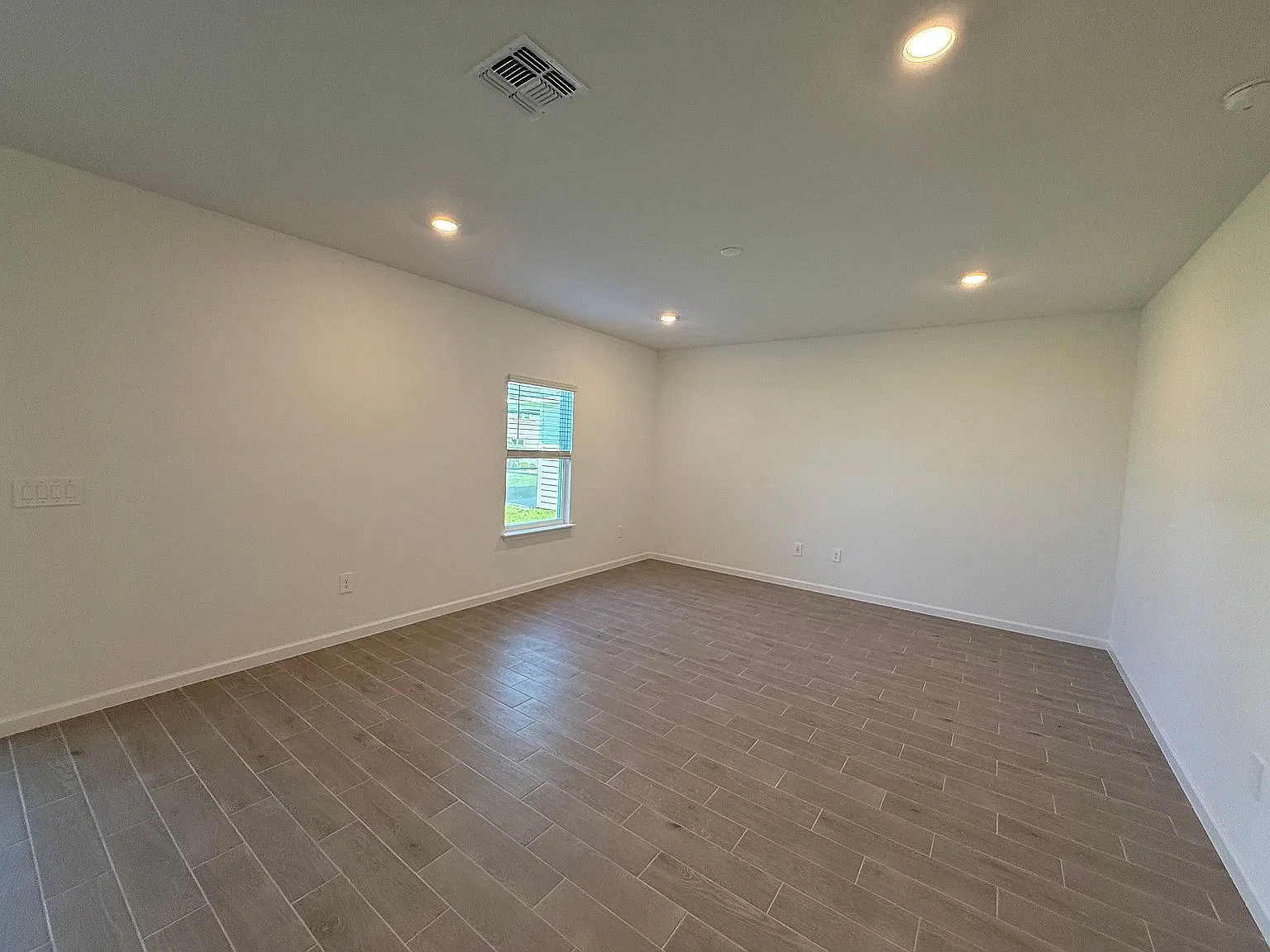 5 bed, 2360 sqft, $2,525 — Photo 4