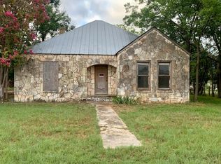 713 College St, Kerrville, TX 78028