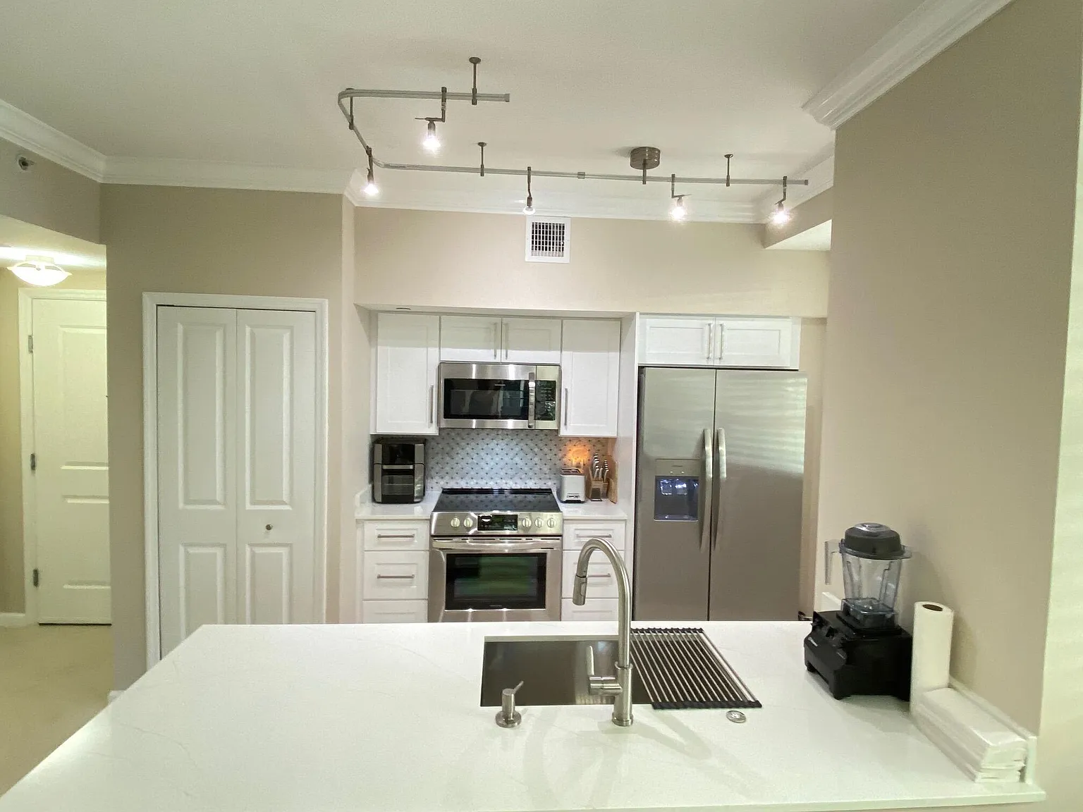1 bed, 1.0 bath, 826 sqft, $3,500 — Photo 2