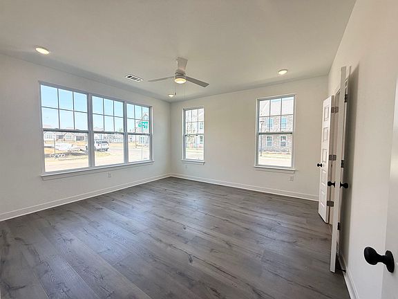 3rd image of 3060 Portage Dr