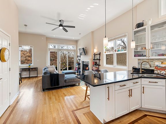 5th image of 832 N Washtenaw Ave #3