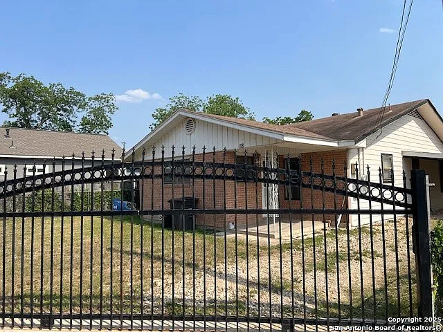 3 bed, 2.0 bath, 1713 sqft, $1,575 — Photo 2