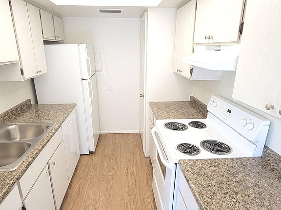 3rd image of 802 E EUGIE Avenue