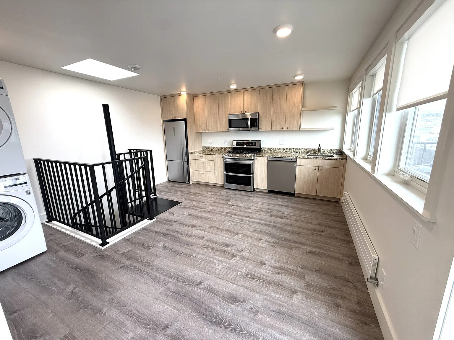 4326 Irving St — Photo 2