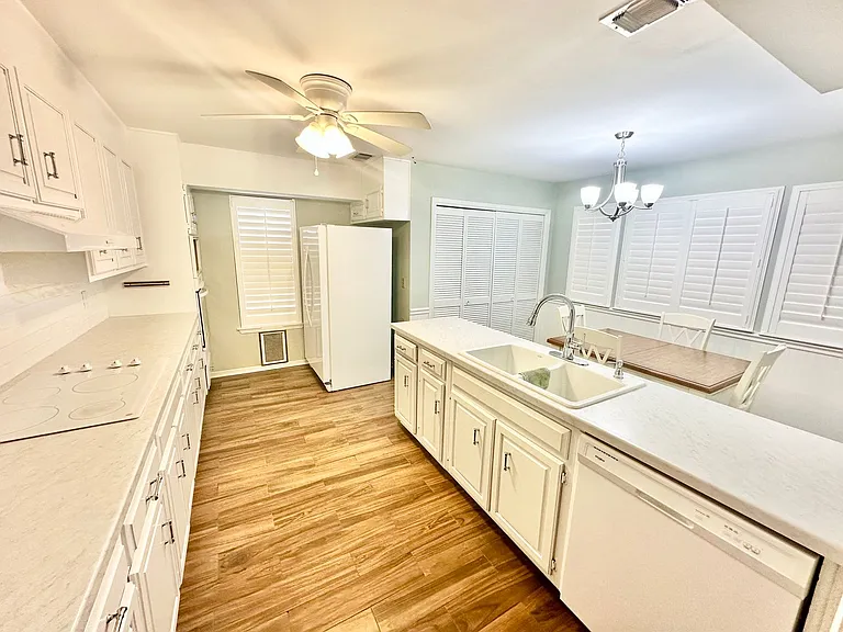 937 Holbrook Cir — Photo 8