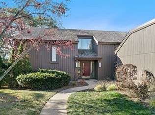 296 Woodview Rd APT C, Lake Barrington, IL 60010