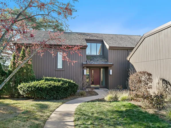 296 Woodview Rd APT C, Lake Barrington, IL 60010