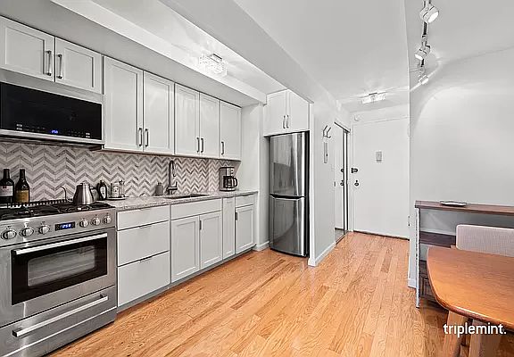 5th image of 220 E 57th St APT 18A
