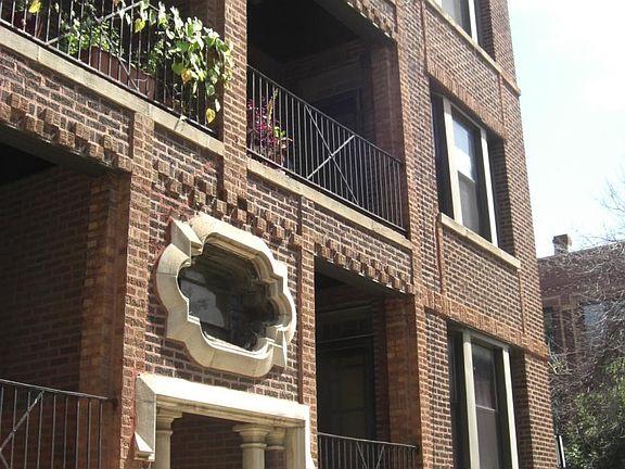 2nd image of 935 N Leavitt St #1
