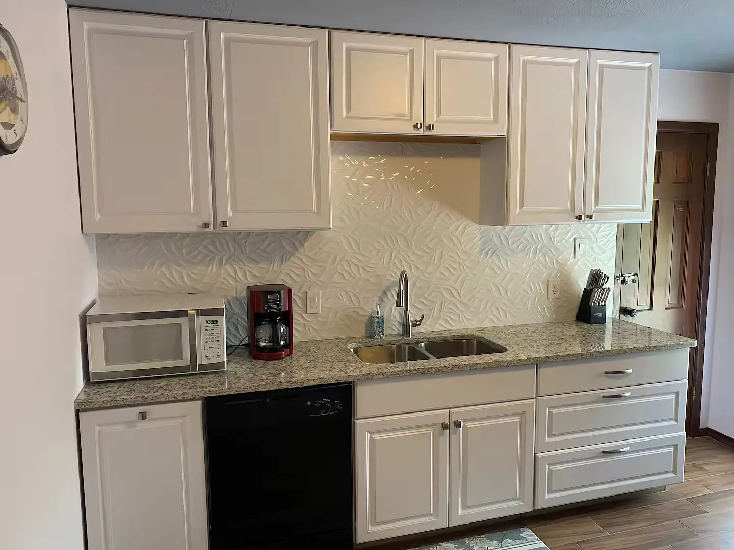 6 bed, 4320 sqft, $1,700 — Photo 4