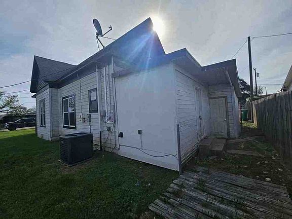 5th image of 328 Taft St