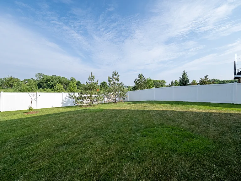 5595 Queensland Ln N — Photo 40