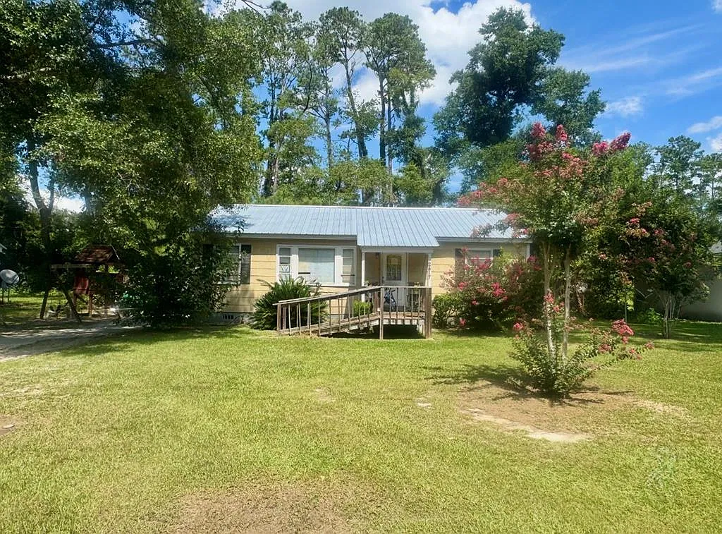 3 bed, 1.0 bath, 1000 sqft, $1,100 — Photo 1