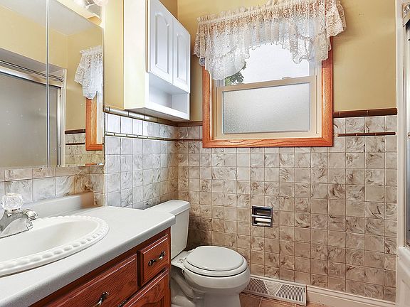 Full bath w/jetted tub