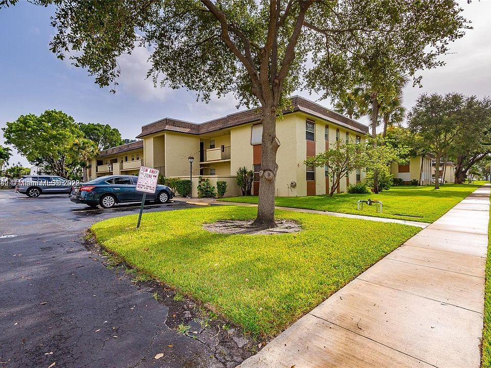 1st image of 5525 Lakewood Cir N APT 211