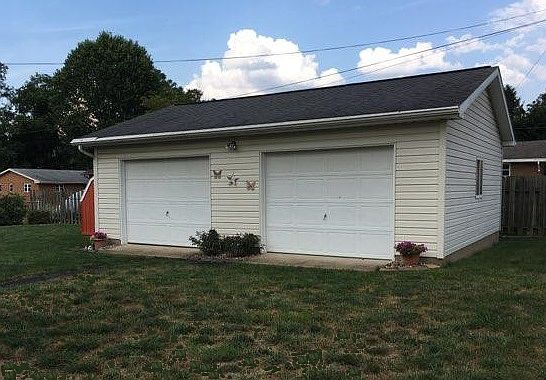 3rd image of 902 Boulevard Dr