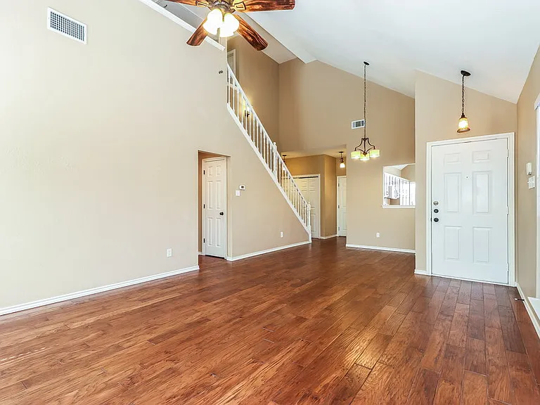 941 Azalia Dr — Photo 3