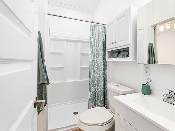 4th image of 204 Marlin St #33