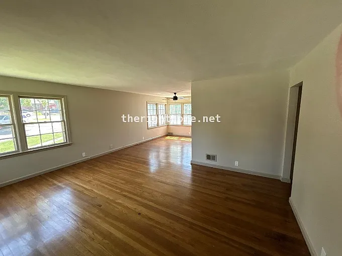 2886 Martin Ave — Photo 4