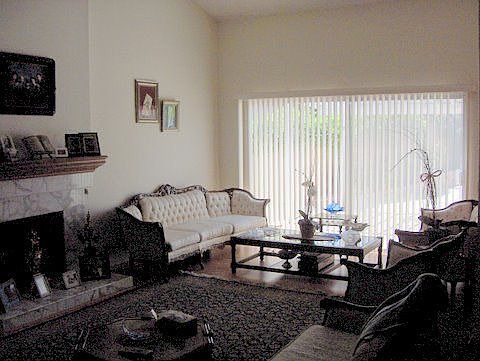 Living Room with vaukted ceilings