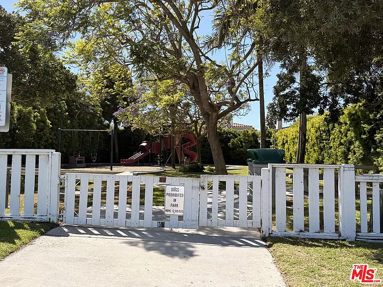 200 Larsson St — Photo 33