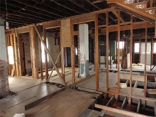 5th image of 3934 Holmes St