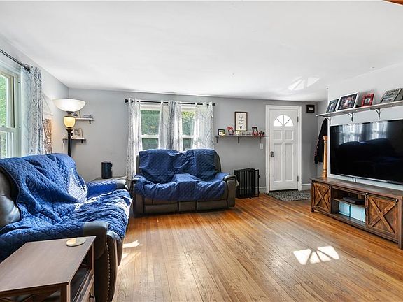 3rd image of 35 Mumford St