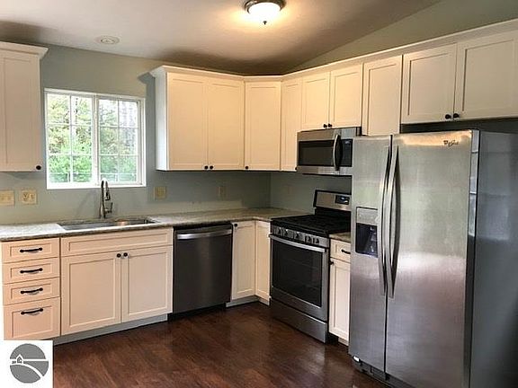 2nd image of 3875 Torrey Pines Dr