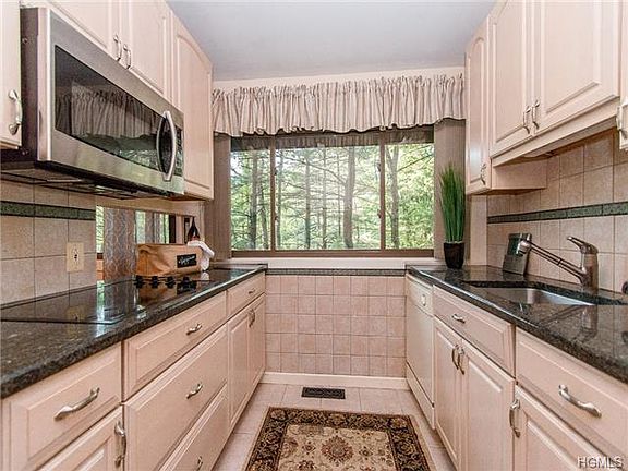 3rd image of 47 Spice Bush Ln