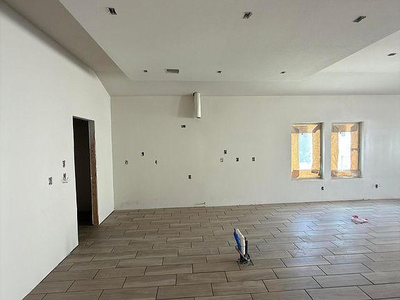 4th image of 3881 Perspective St