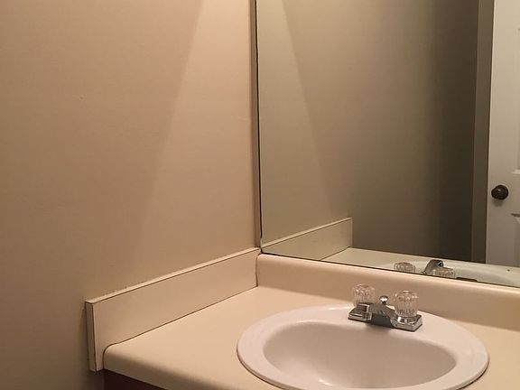 4th image of 144 Helen Cir #B