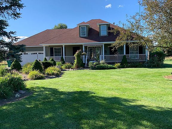 Well maintained yard, lawn