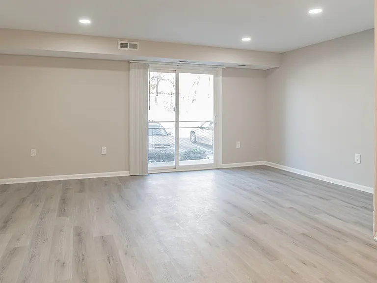 Raleigh Court Apartments — Photo 9