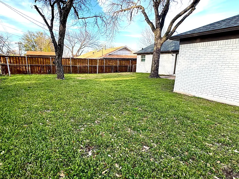 4912 Cockrell Ave — Photo 2