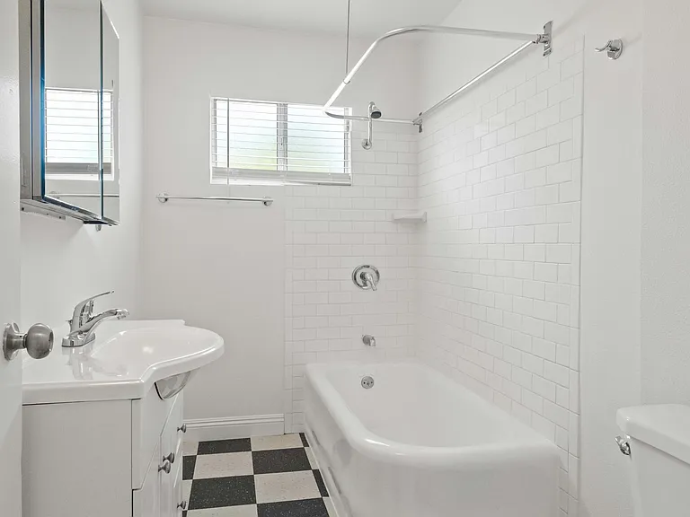 1381 S Orange Dr — Photo 21