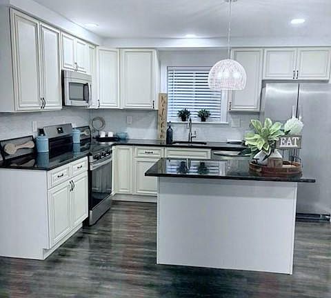 3rd image of 401 Meadow Woods Ln