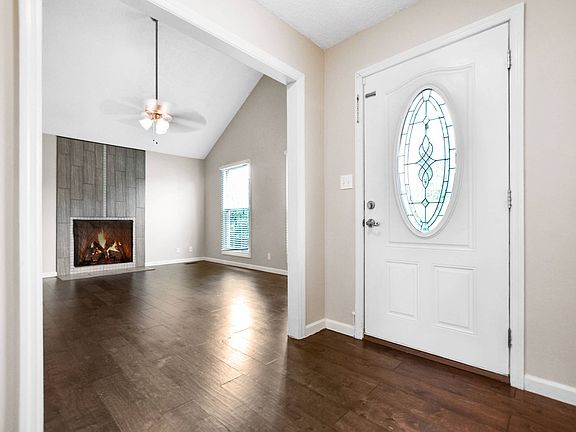 3rd image of 907 Lamont Ln