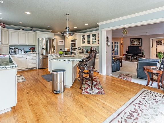 5th image of 309 SE 21st Pl