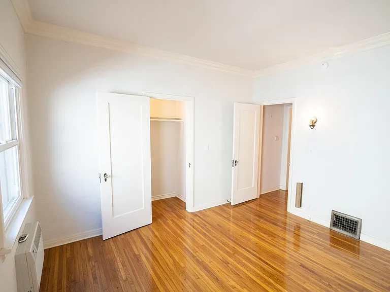 431 N Sycamore Ave #202 — Photo 8