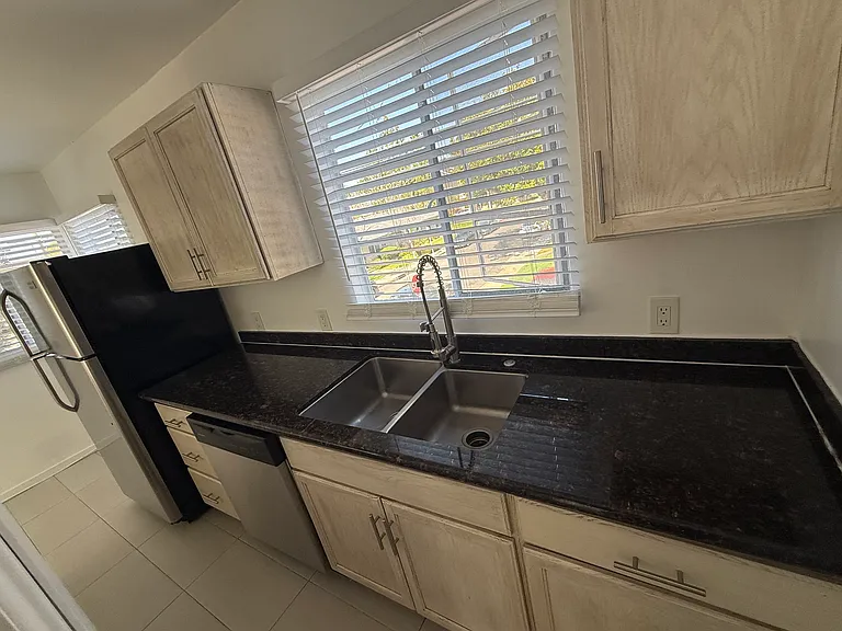 220 W Holly Ave — Photo 3