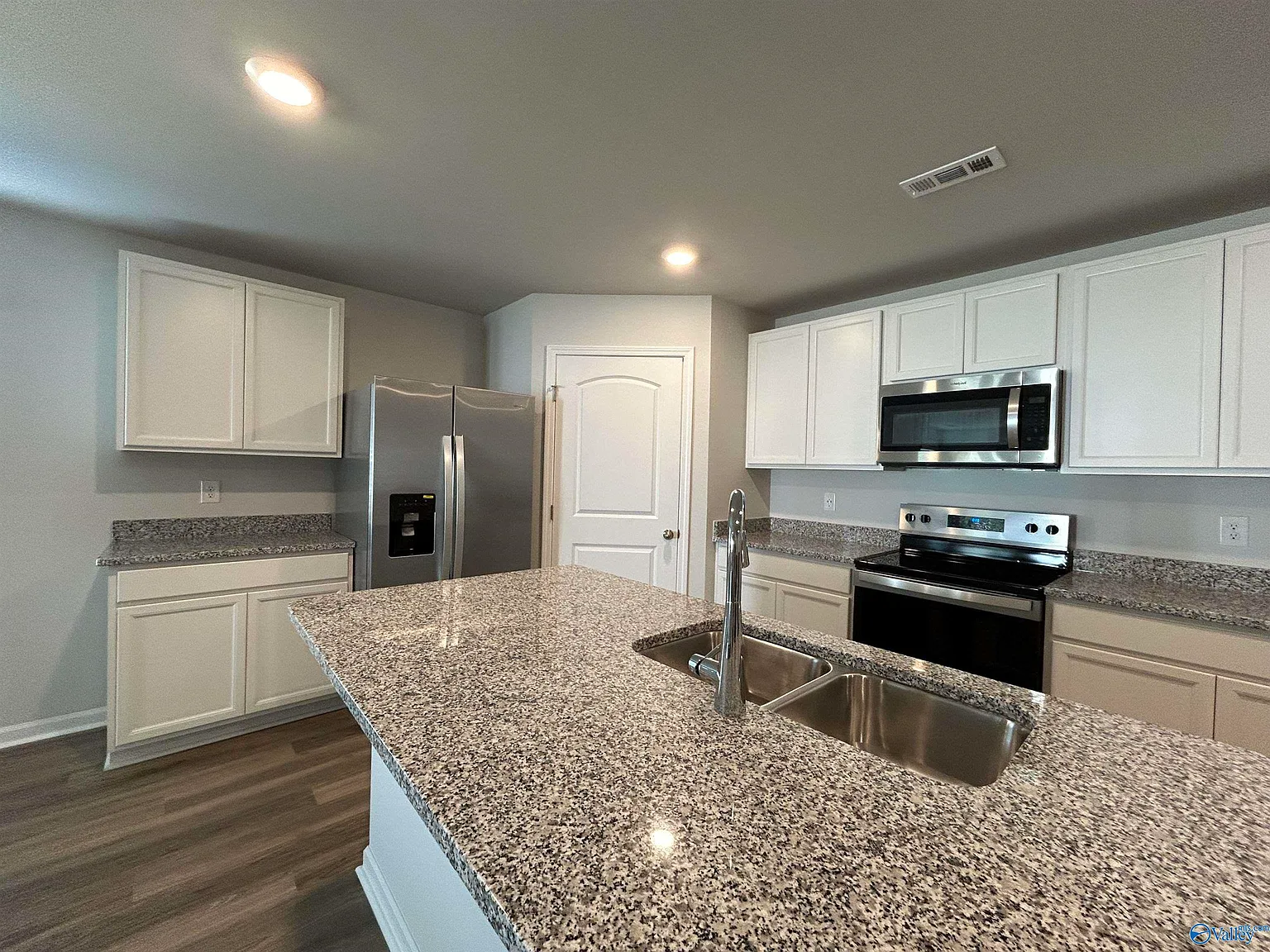 5 bed, 3.0 bath, 2016 sqft, $2,150 — Photo 2