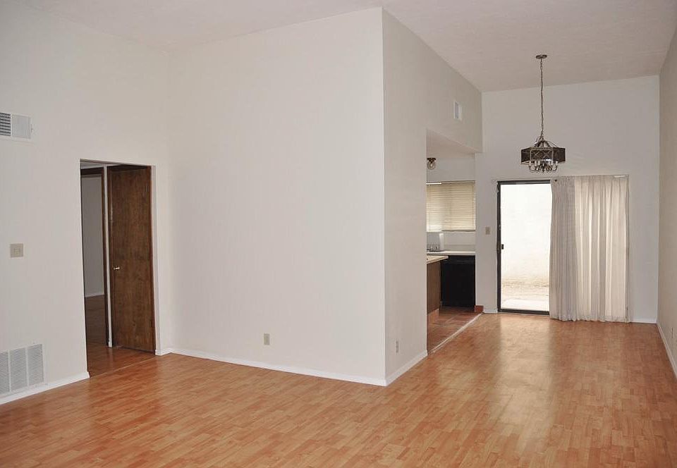 1st image of 10247 Las Casitas Ct NE