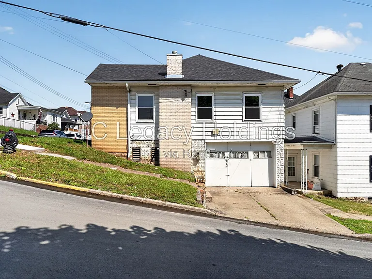 300 Ash Ave — Photo 3