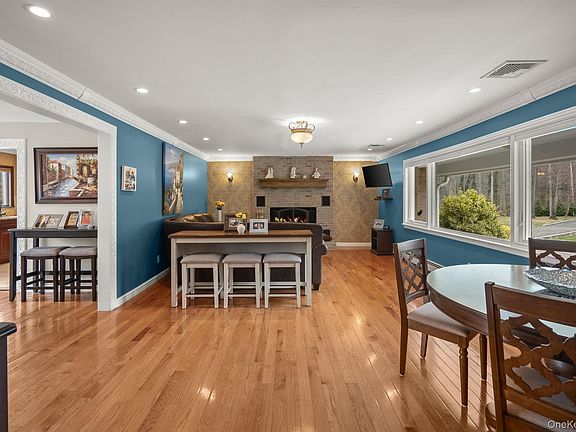5th image of 431 Woodbury Road