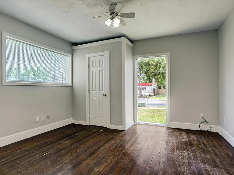 523 E Mulberry St — Photo 8