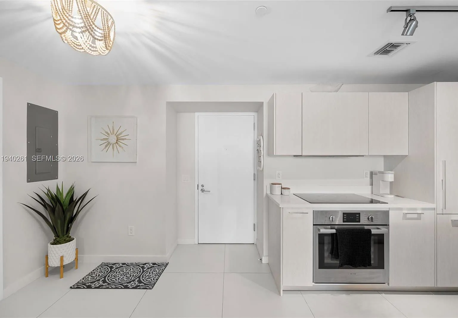 1 bed, 1.0 bath, 662 sqft, $4,000 — Photo 2