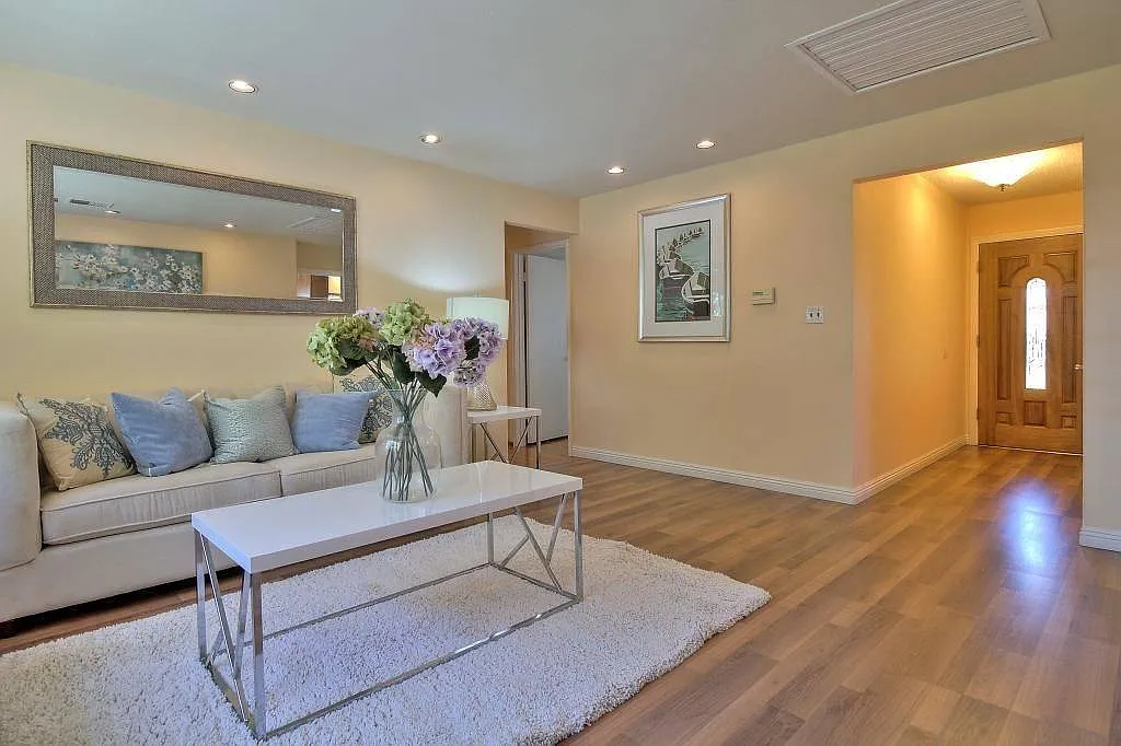 3 bed, 1300 sqft, $3,985 — Photo 2