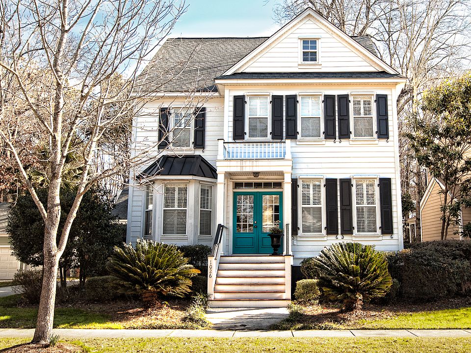 Freshly painted 5BR/4.5BA 