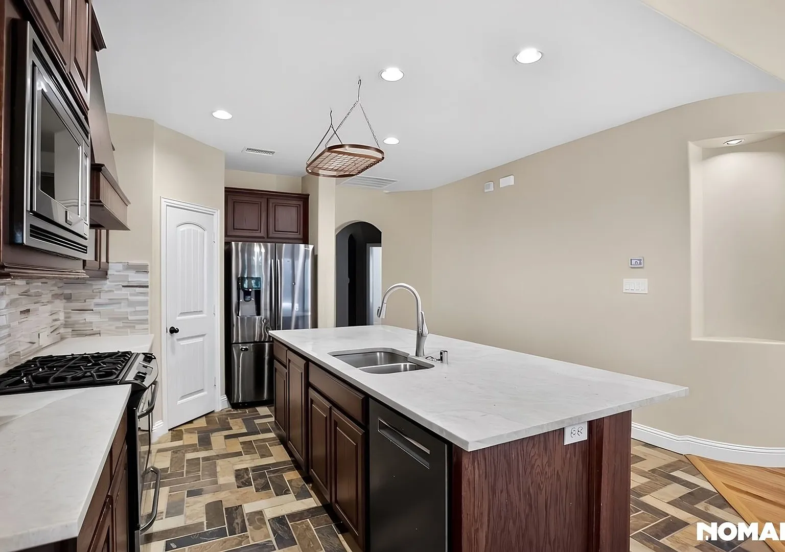 Charming 3BR Home w/ Oversized Deck and Greenbelt Backyard in Gated Community , Dallas — Photo 3